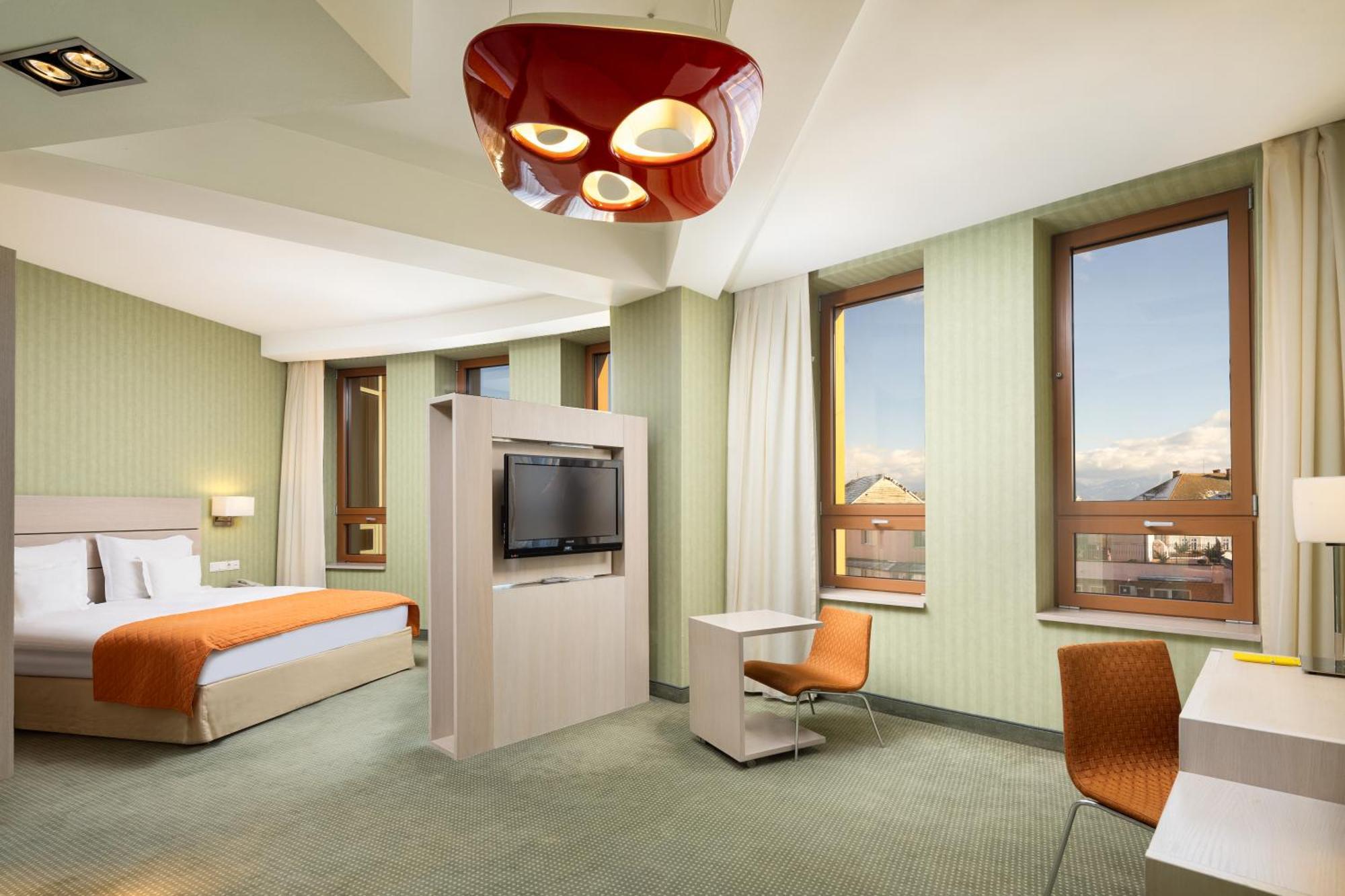 Hotel Golden Tulip Ana Tower ซีบิว ภายนอก รูปภาพ